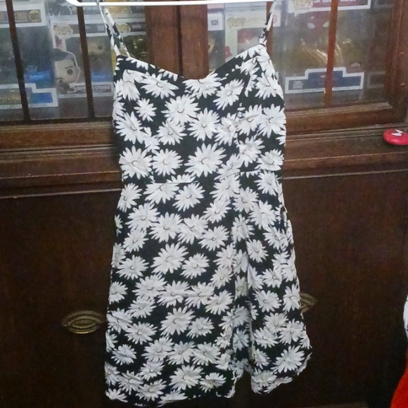 Black and white daisy dress size M - Picture 1 of 2